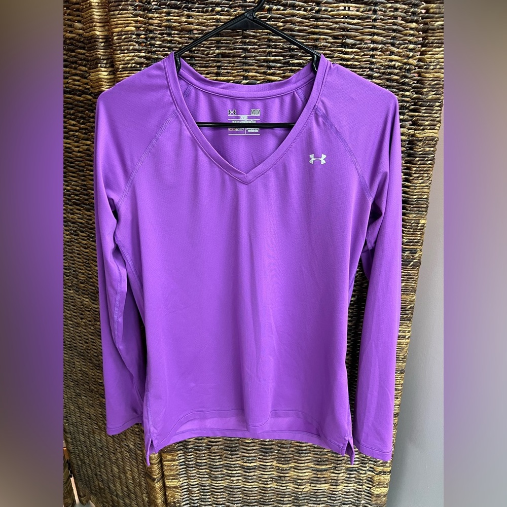 Under Armour-Fitted V Neck long Sleeved‎ shirt-Size: Medium